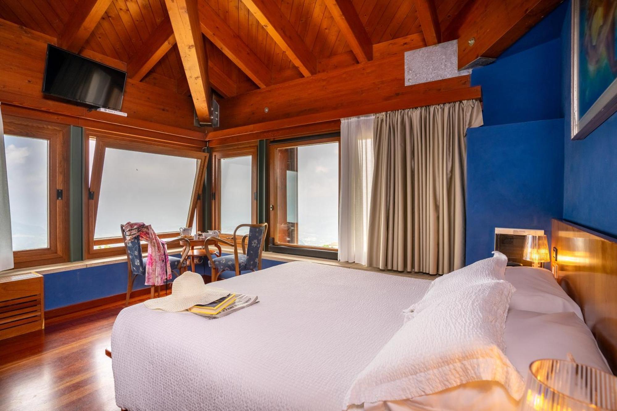 Deluxe Double Room with Panoramic View,1530608704:JPEG
